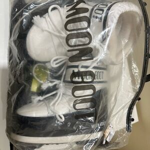 White moon boots SIZE IS 7-8.5 or 39/41